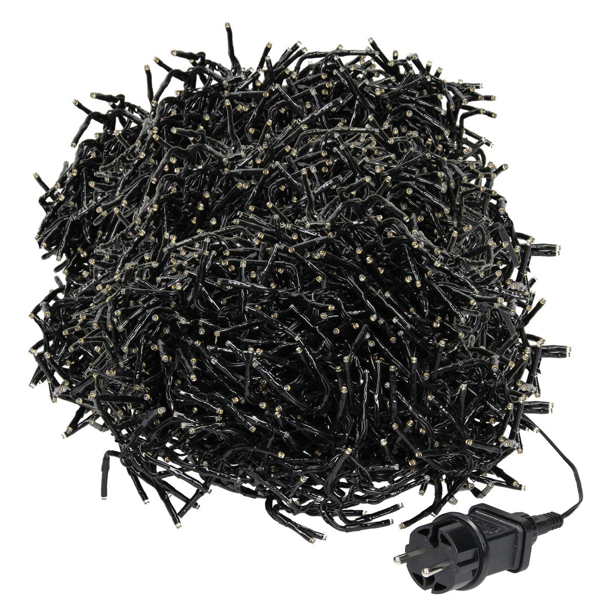 Zusammengeknäuelte schwarze Lichterkette mit zahlreichen kleinen Leuchtkörpern und Netzstecker auf weißem Hintergrund.