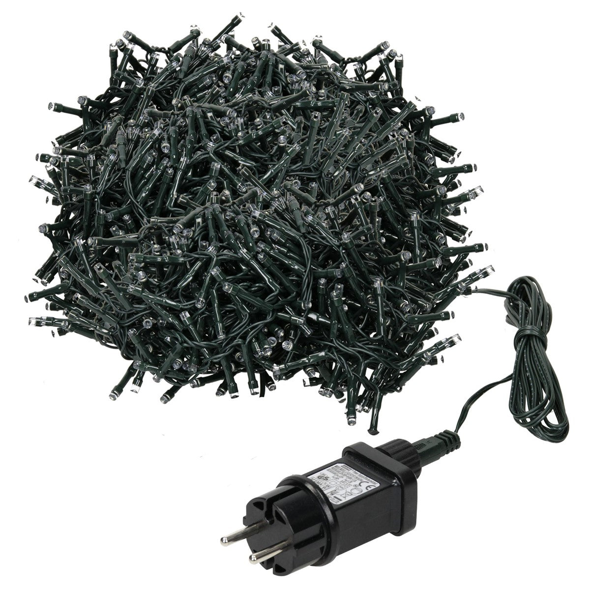 Dichtes Kabelbündel mit Lichtern und Stecker auf grünem Hintergrund.