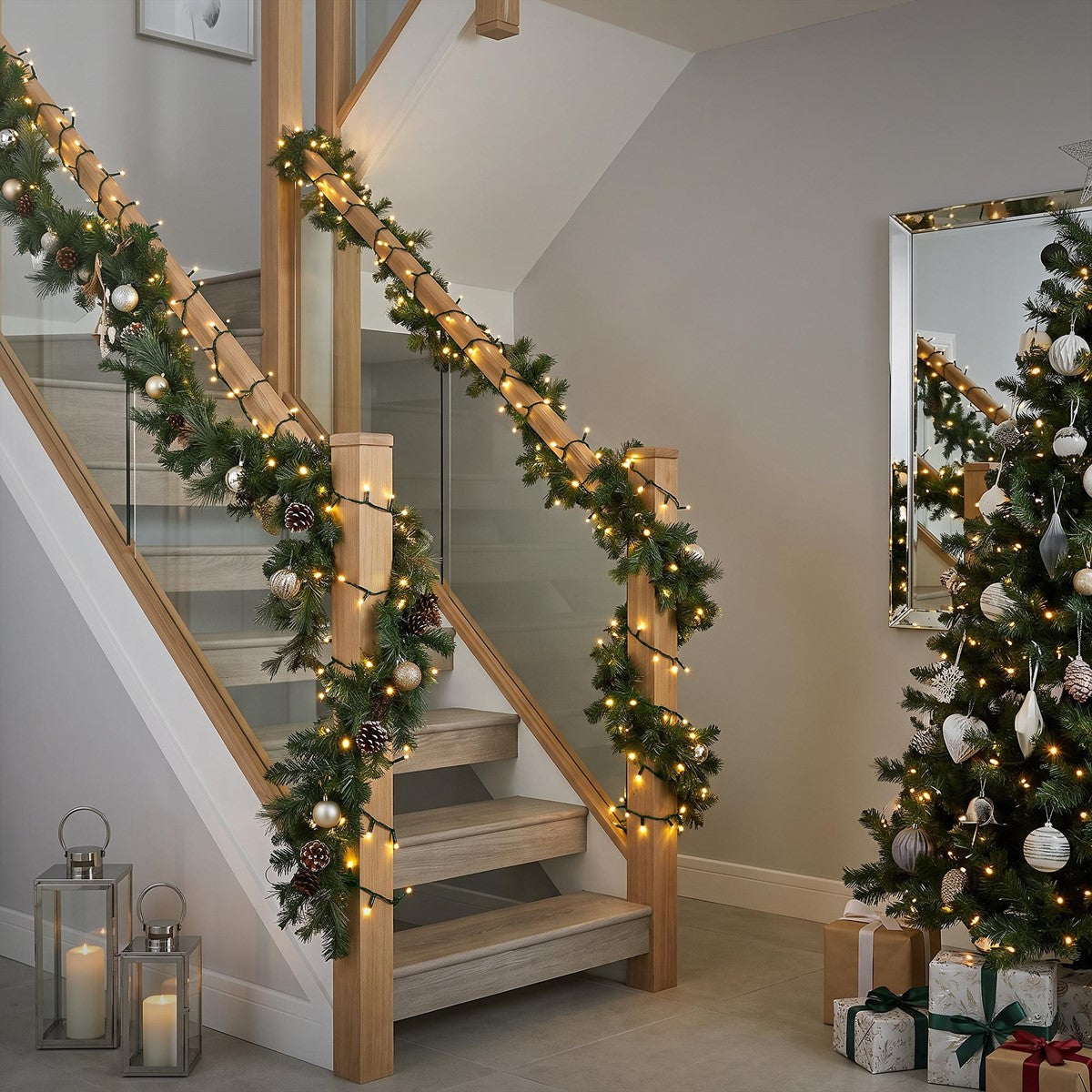 Treppenhaus mit Weihnachtsdekoration und einem geschmückten Baum.