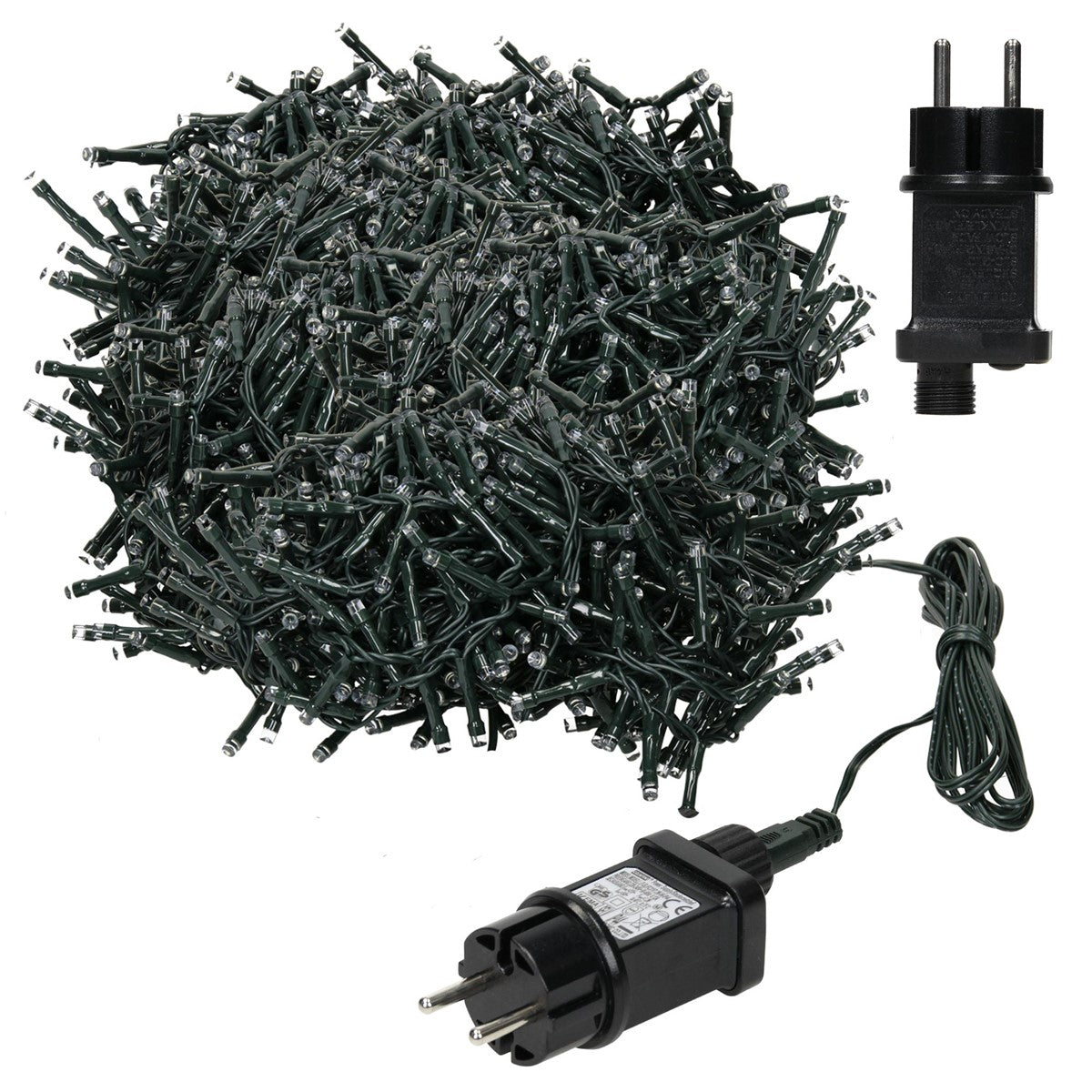 Ein Haufen von Weihnachtslichtern mit Stecker und Adapter.