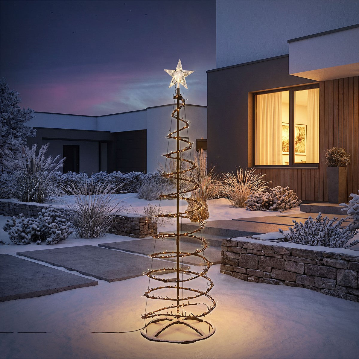 Leuchtender spiralförmiger Weihnachtsbaum mit Stern steht im Schnee vor einem modernen Haus bei Dämmerung.