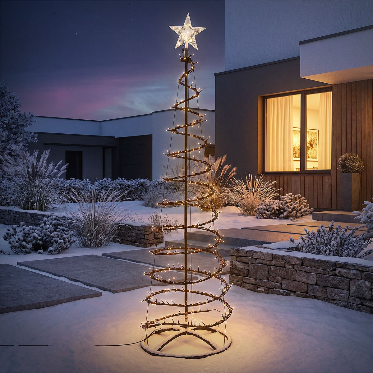 Ein spiralförmiger Weihnachtsbaum mit Lichtern und einem Stern an der Spitze im Schnee.