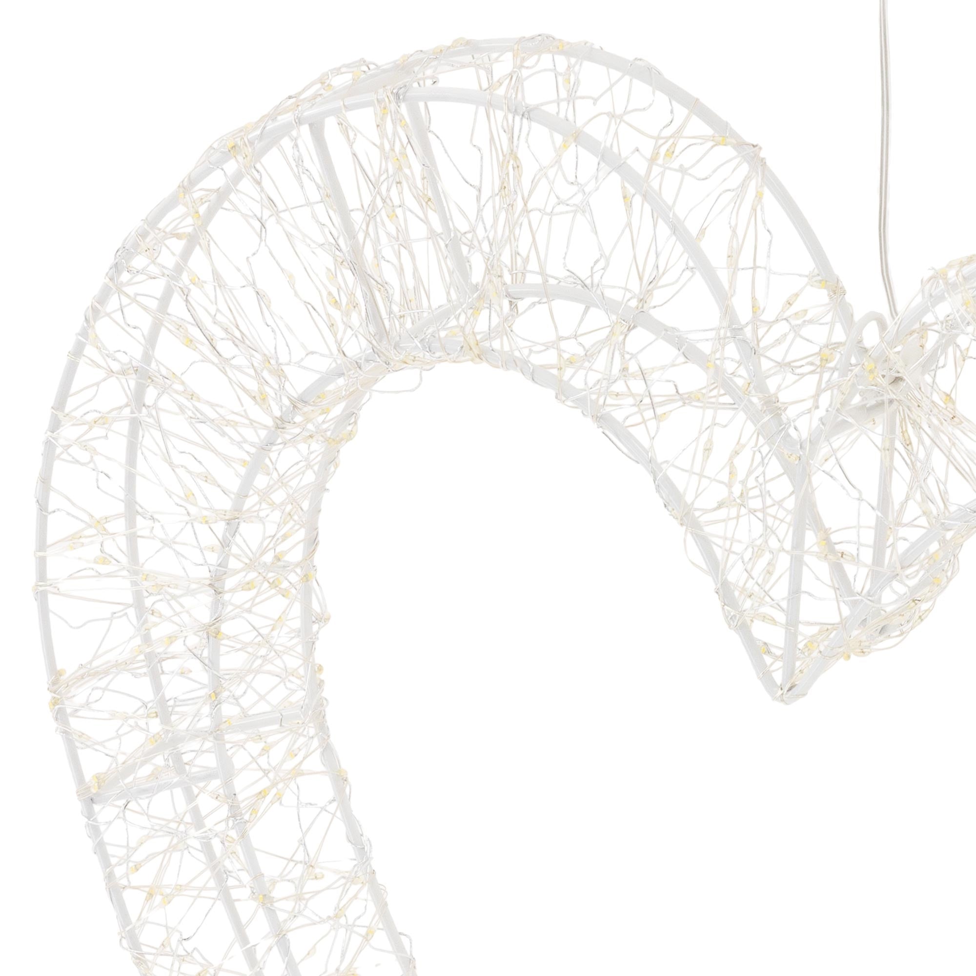 Detailní záběr na zavěšené, osvětlené srdce z drátu.