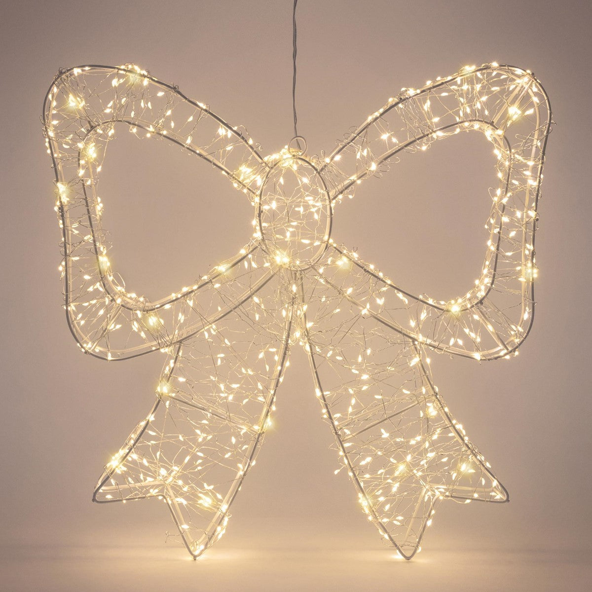 Leuchtende Weihnachtsdekoration in Form einer Schleife auf hellem Hintergrund.