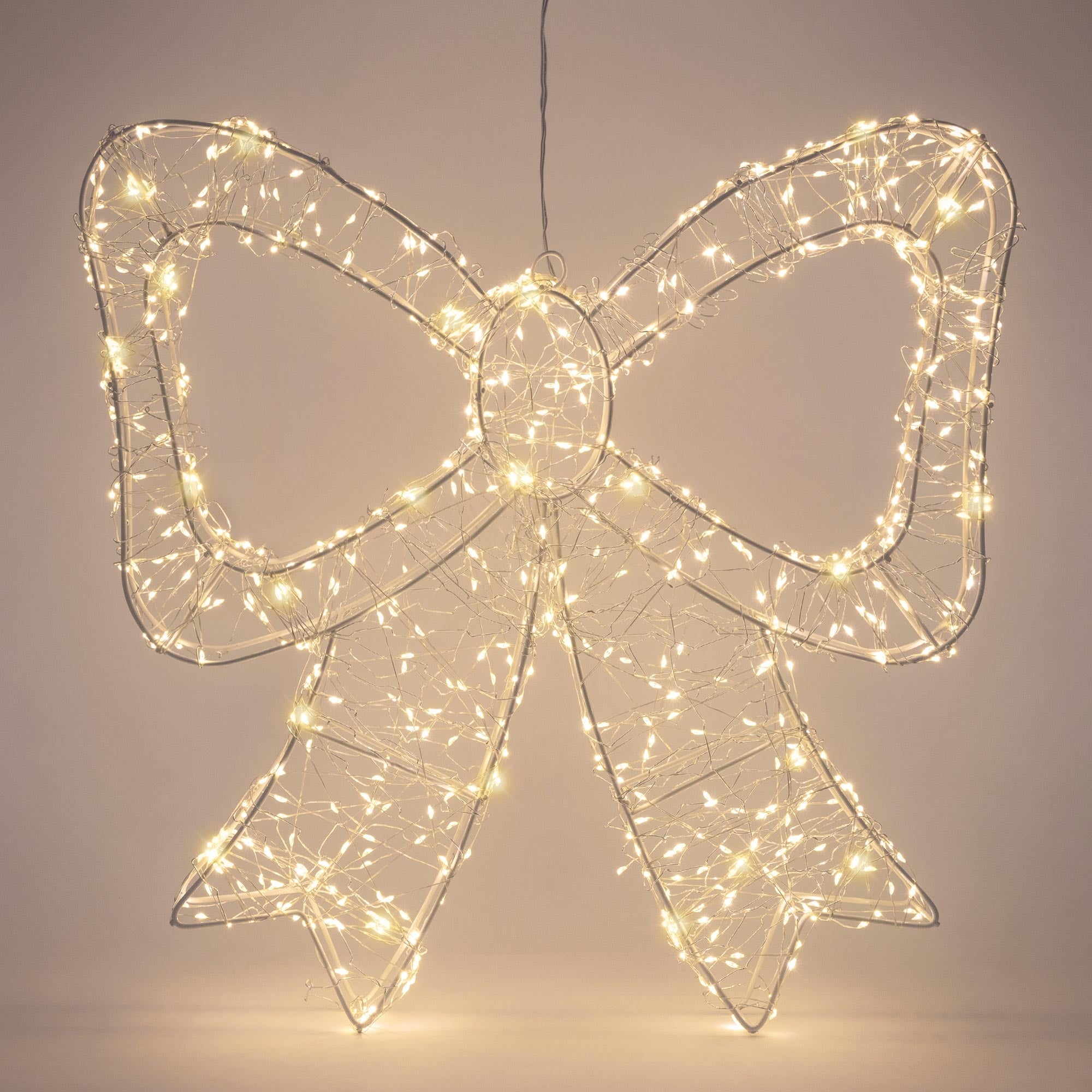 Leuchtende Weihnachtsdekoration in Form einer Schleife aus Draht und Lichtern.
