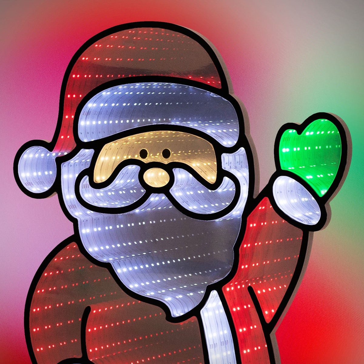 Leuchtende Weihnachtsmannfigur mit rotem Hut und grünem Handschuh, vor buntem Hintergrund.