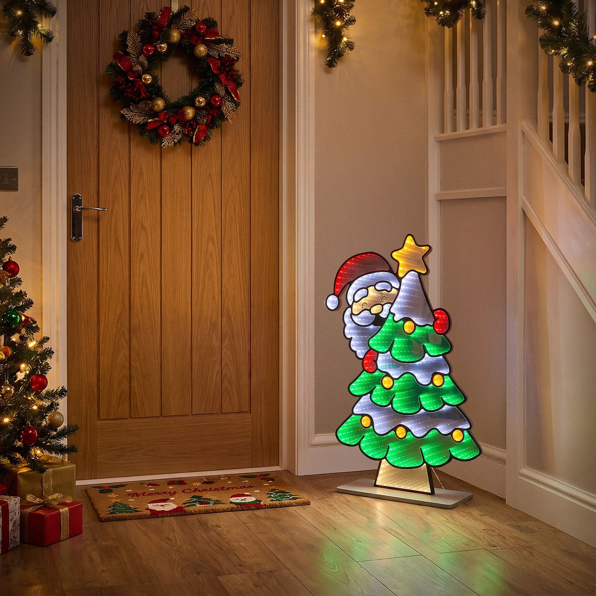 Ein Weihnachtsbaum mit Weihnachtsmann, dekoriert, in einem Raum.