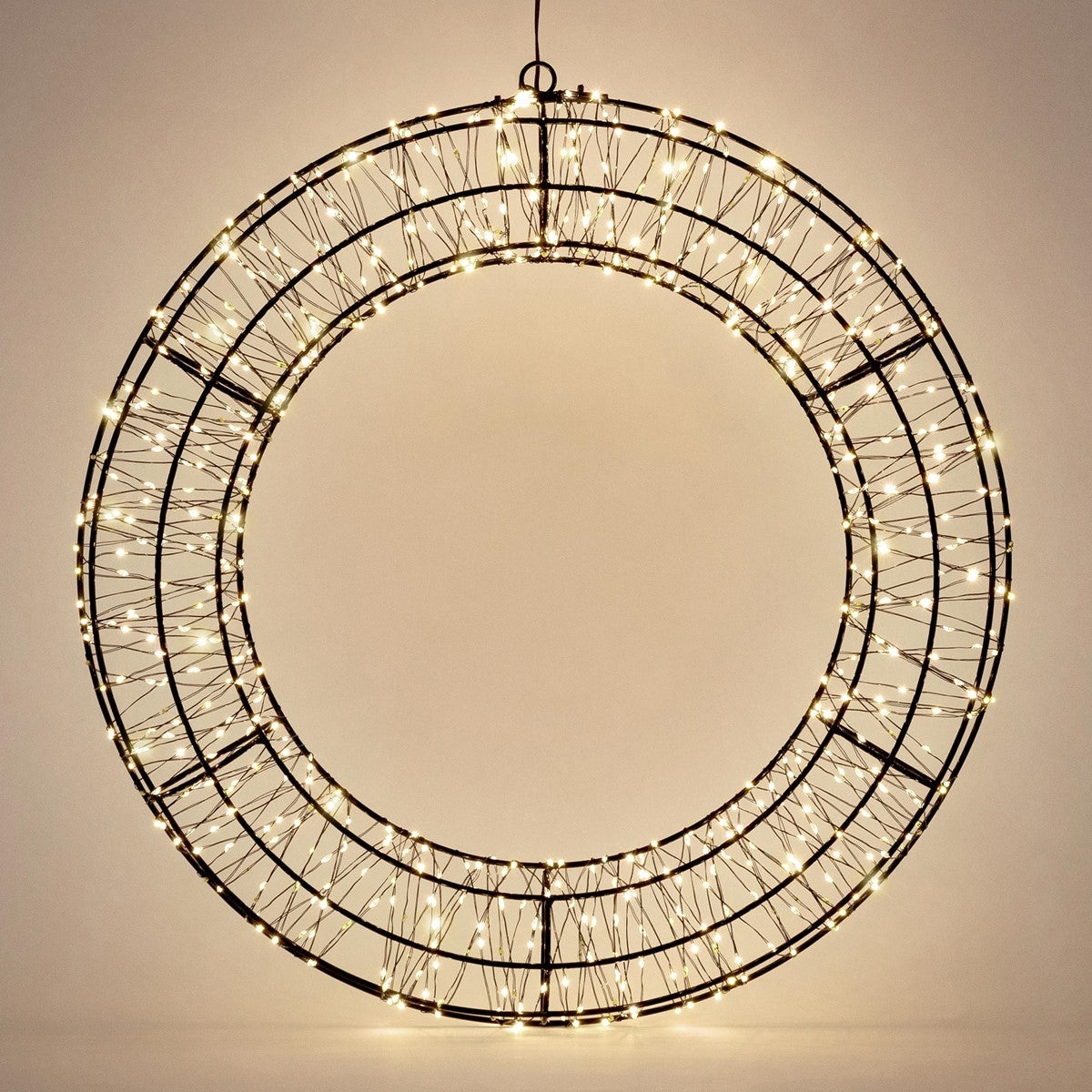 Runde LED-Lampe auf hellem Hintergrund, dekorative Lichter sichtbar.