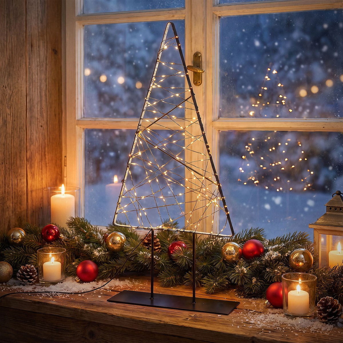 Dekorativer Weihnachtsbaum aus Lichtern vor einem Fenster.