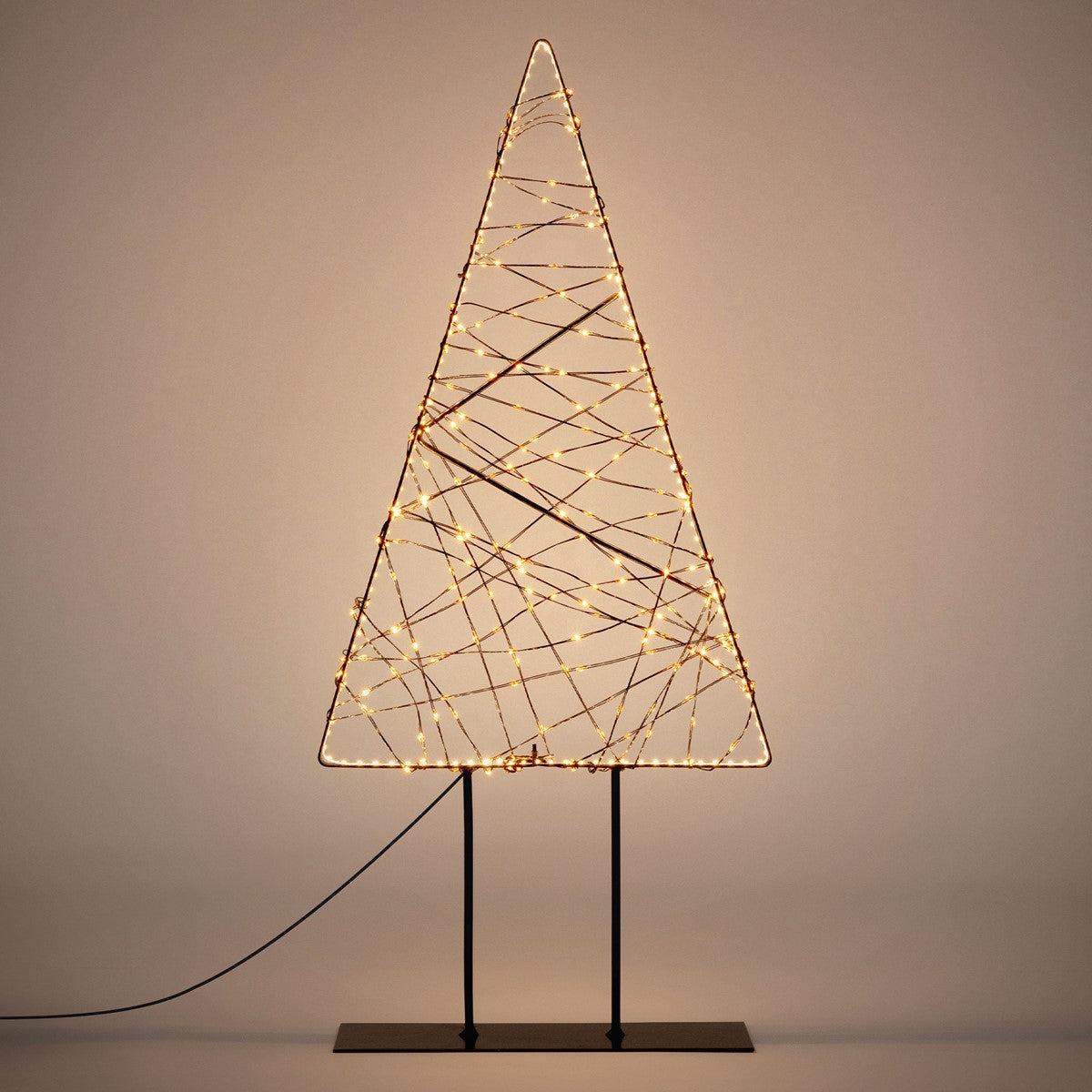 Leuchtender Weihnachtsbaum aus Draht mit Lichtern auf einem Tisch.