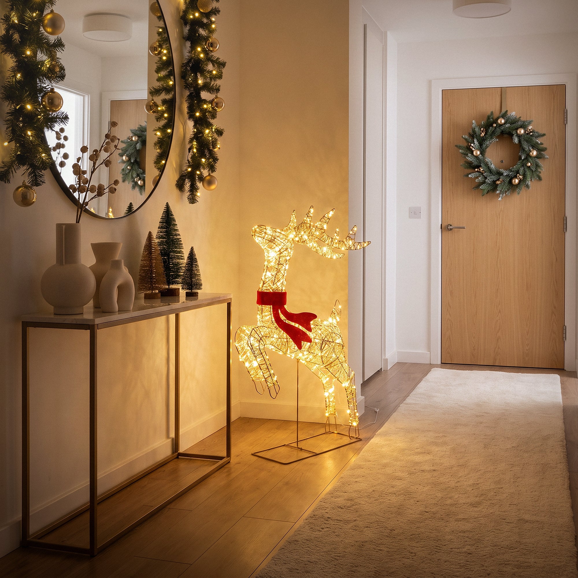 Heller Flur mit leuchtendem Rentier und Weihnachtsdekoration.