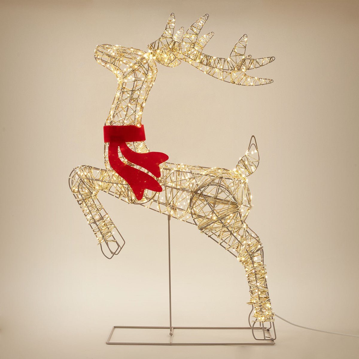 Renna luminosa in filo con sciarpa rossa.