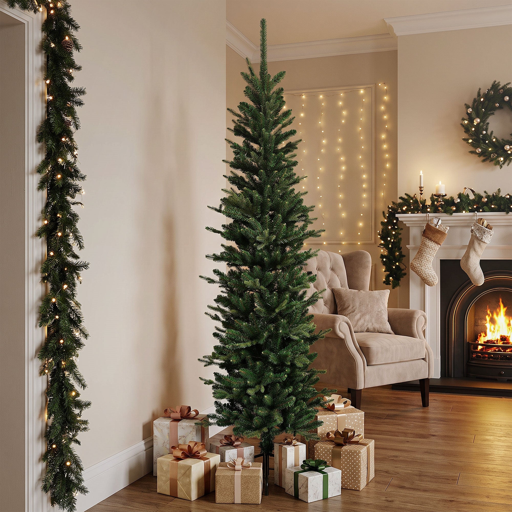Weihnachtsbaum in einem Raum mit Geschenken und Kamin.