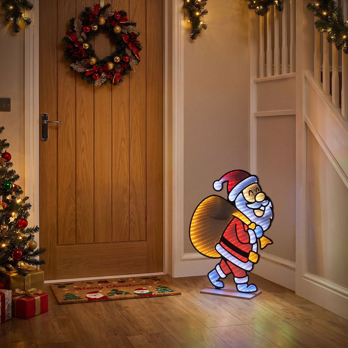 Weihnachtsmann-Figur mit einem Sack, die in einem Flur steht.
