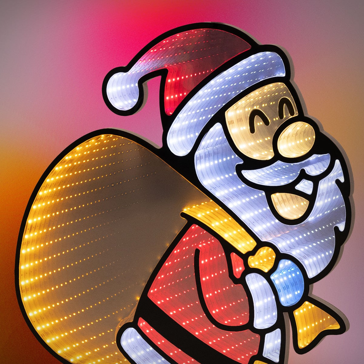 Leuchtende Weihnachtsmannfigur mit Sack auf buntem Hintergrund.