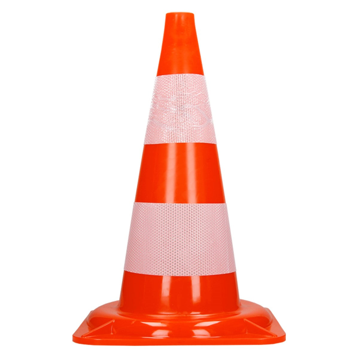 Ein einzelnes orangefarbenes Verkehrshütchen mit weißen Streifen.