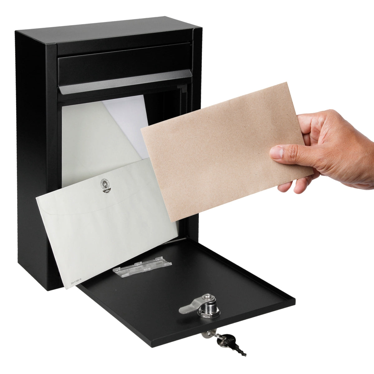 Schwarze Briefkasten mit geöffneter Klappe und Brief in der Hand.