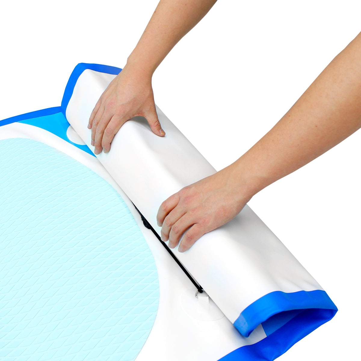 Handen rollen een stand-up paddleboard in blauw en wit op een witte achtergrond.