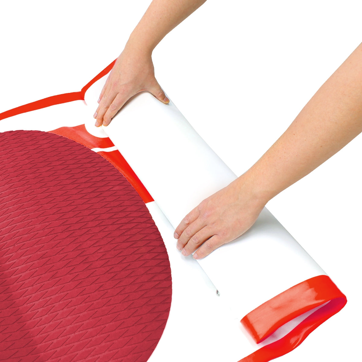 Une personne roule un stand-up paddle board.