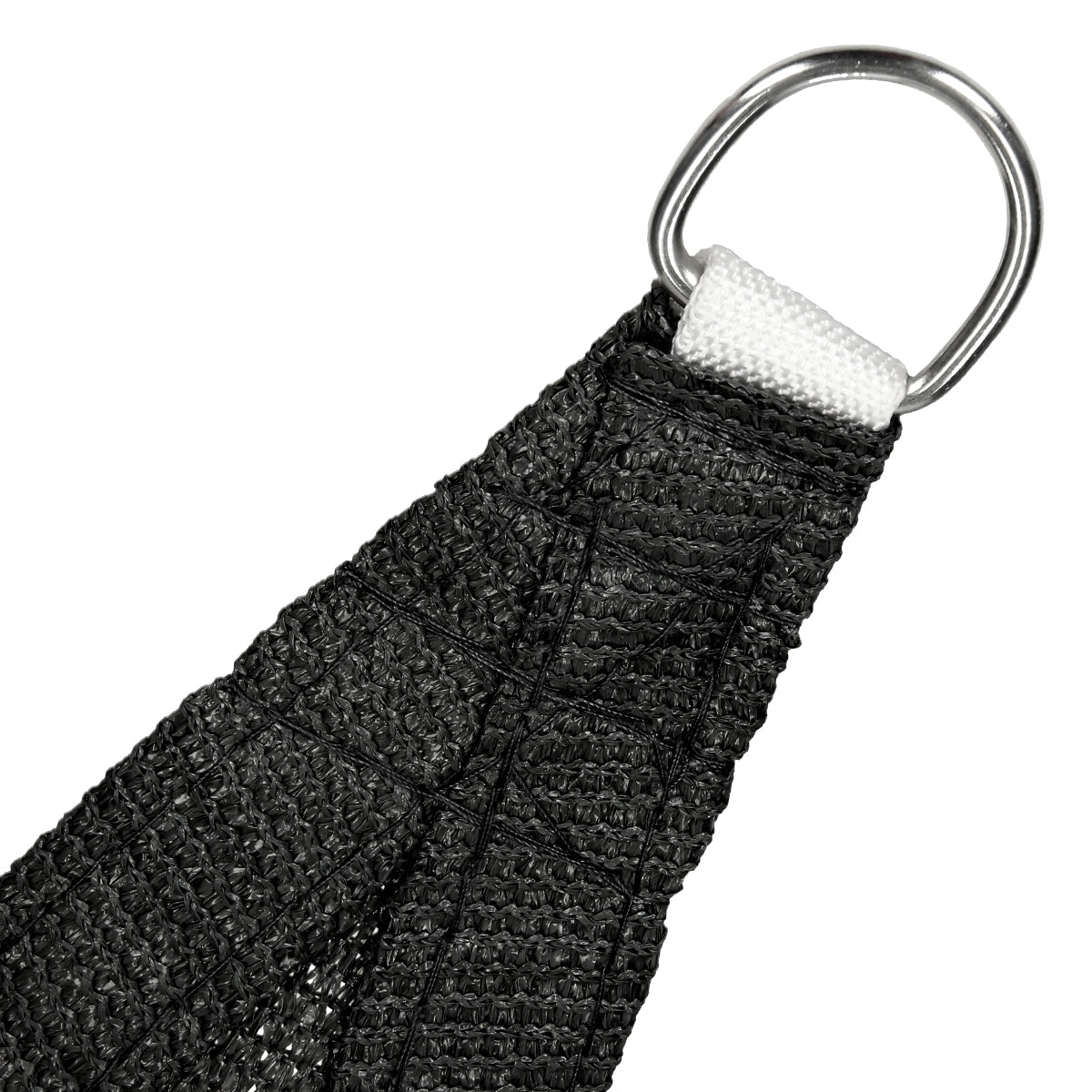 Primer plano de un material negro tejido con un anillo de metal.