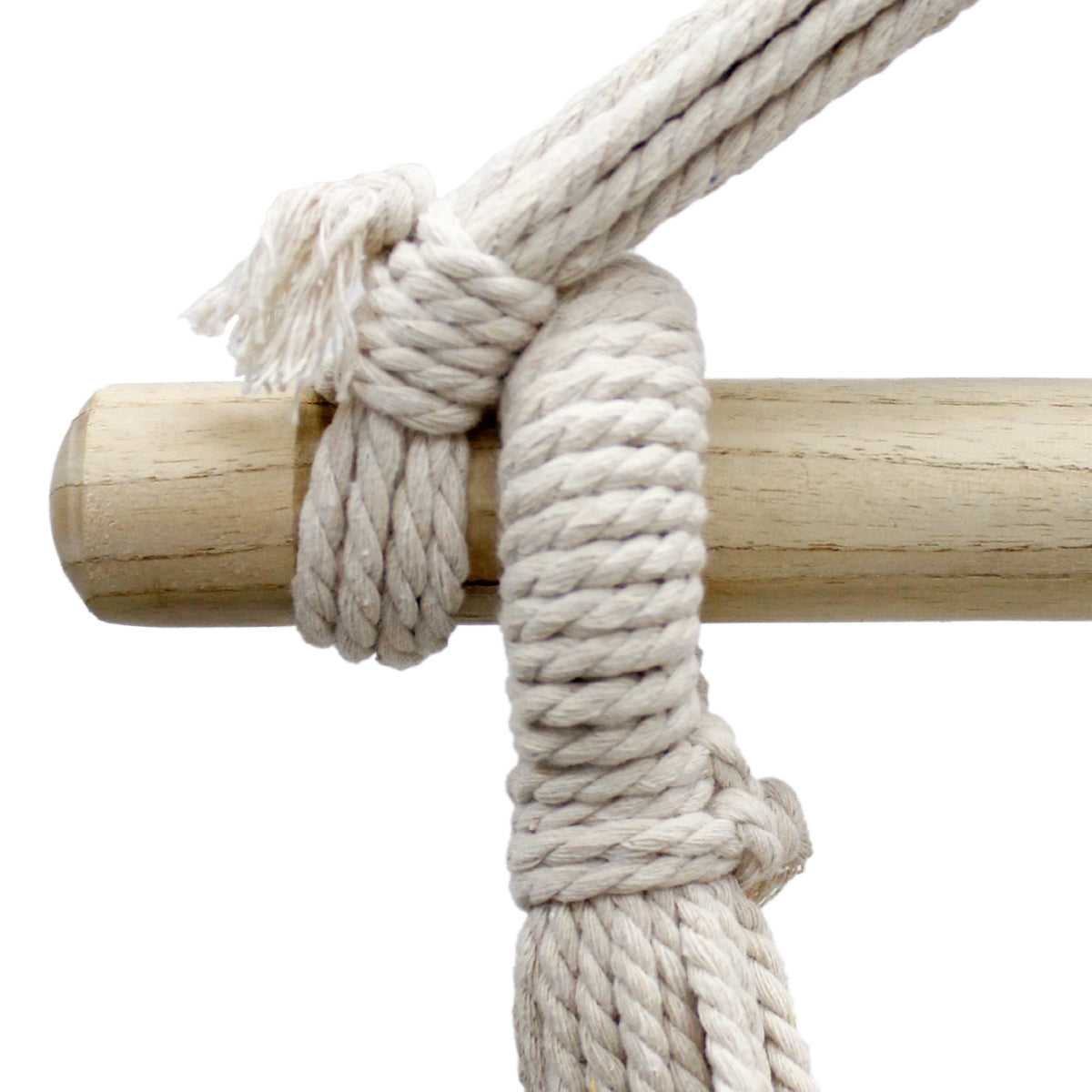 Un nœud en corde claire enroulé autour d'un poteau en bois.