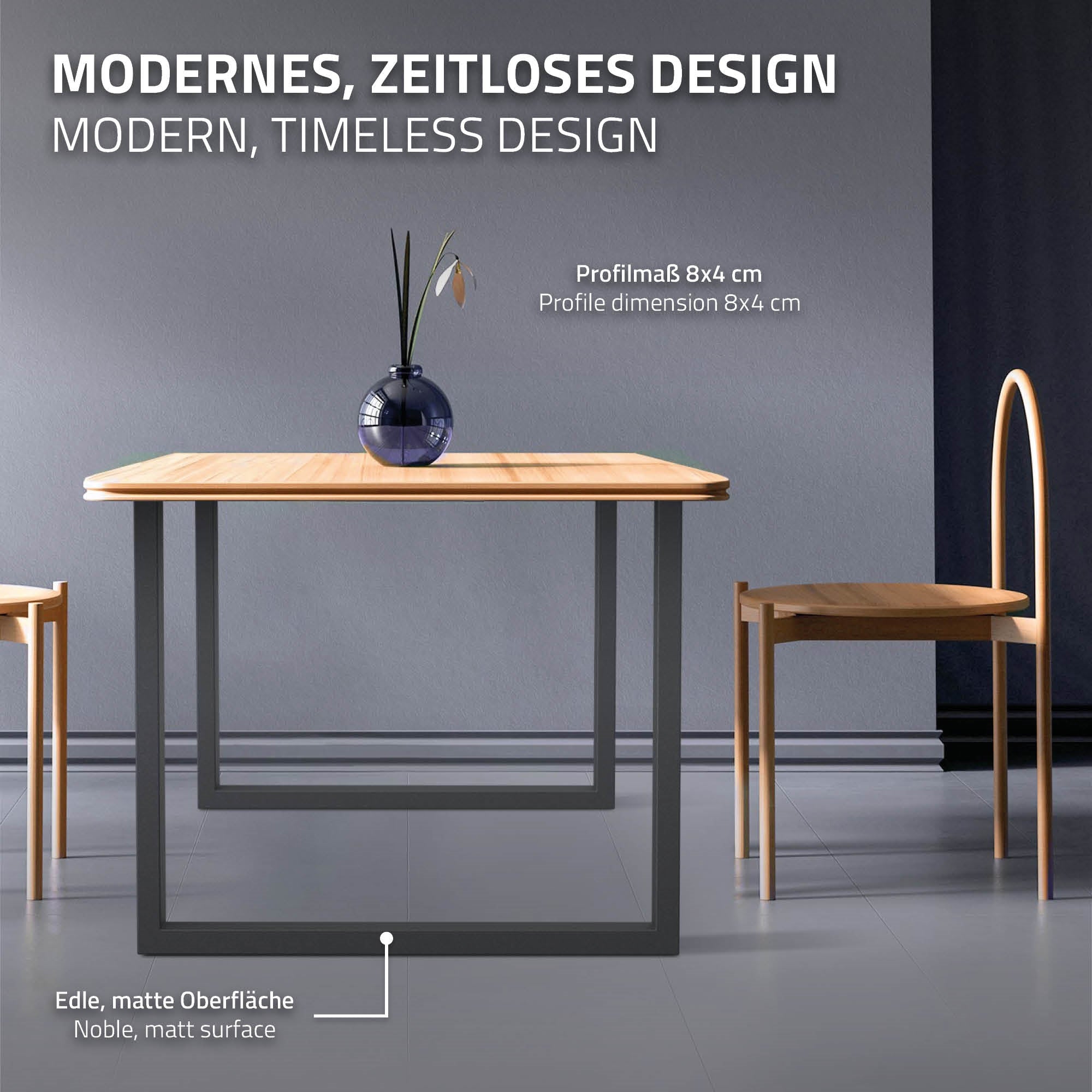Ein Tisch mit Holzplatte, einer Vase und zwei Stühlen in einem eleganten Raum.