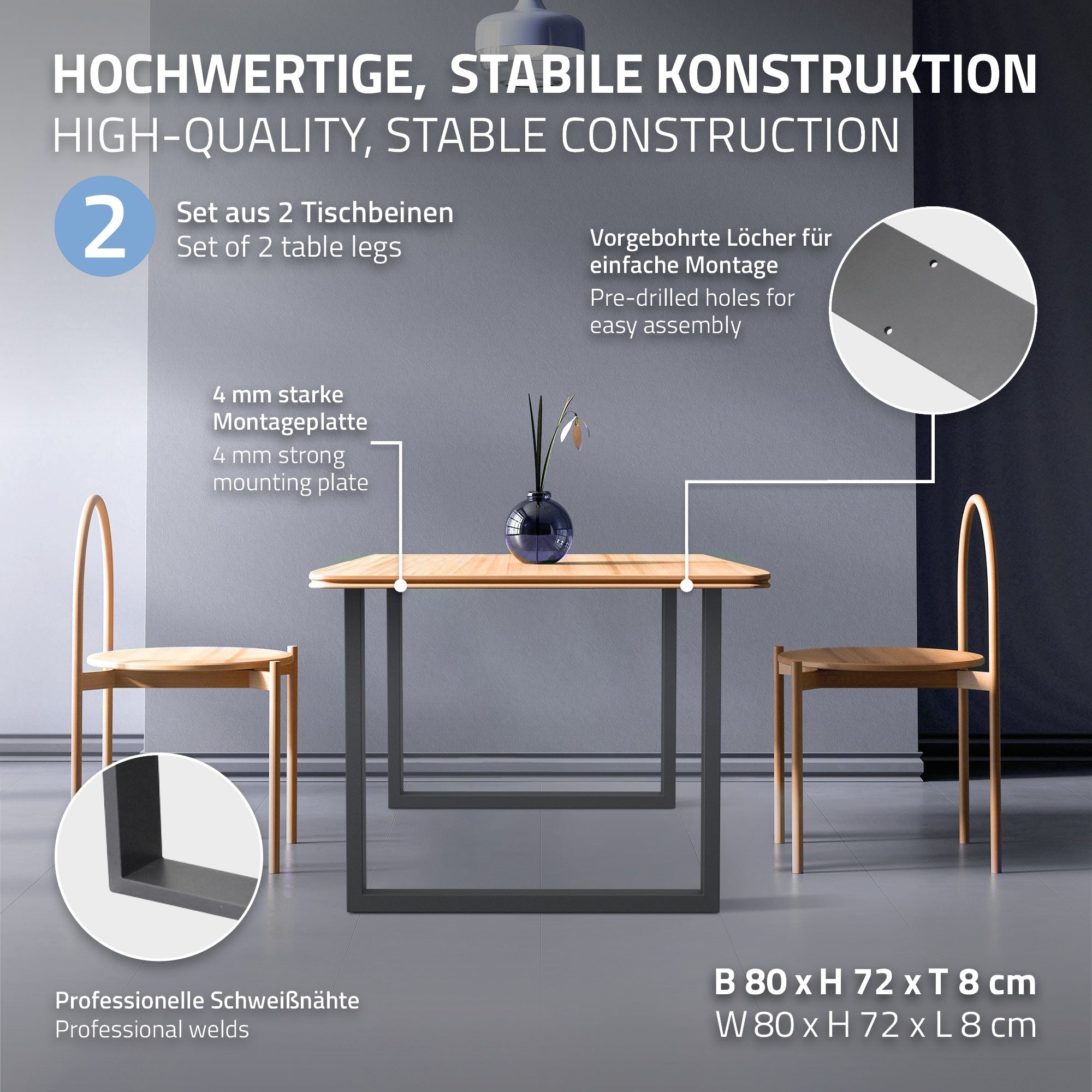 Ein Tisch mit zwei Stühlen, einer Vase und einer Lampe in einem modernen Raum.