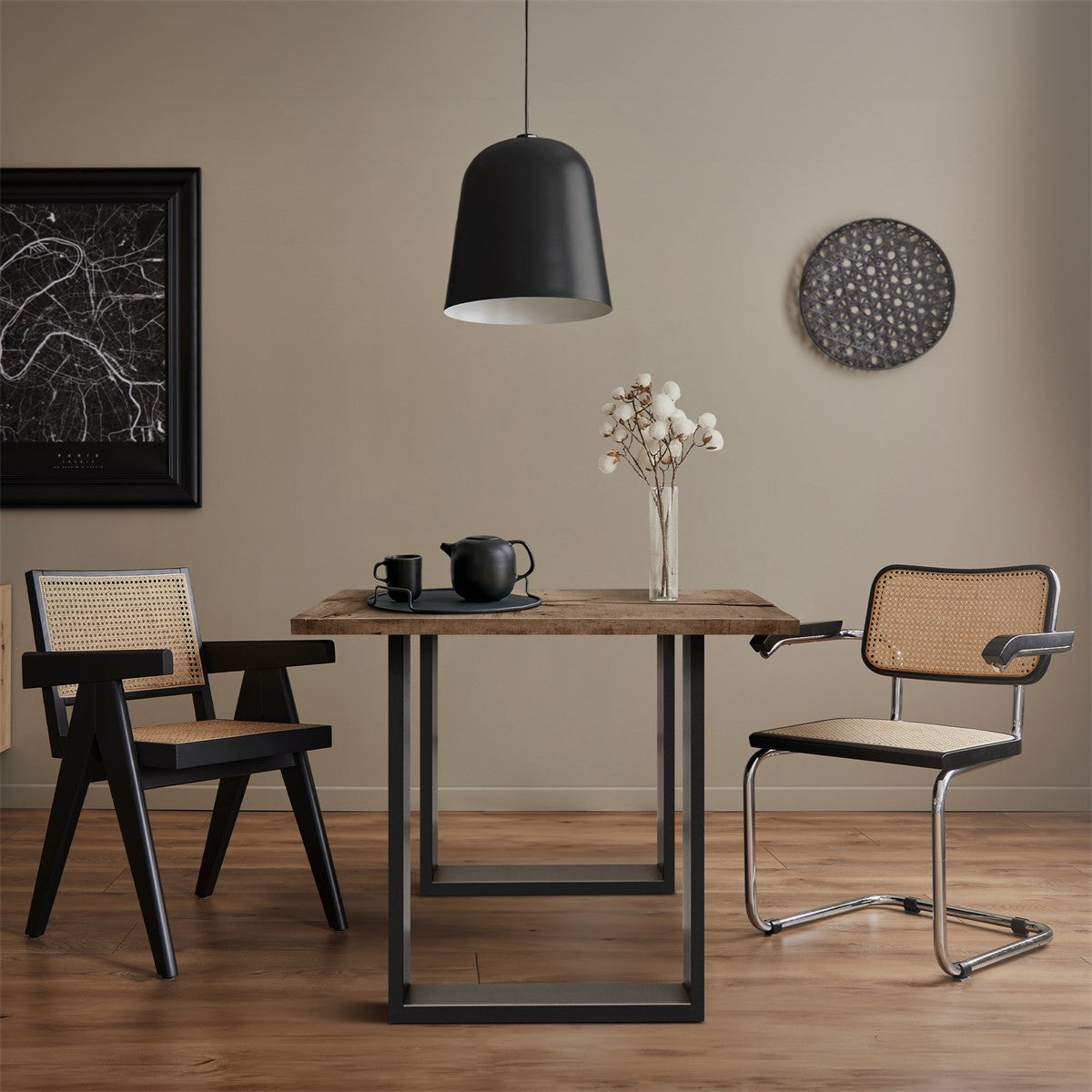 Tavolo con stoviglie e un vaso in una stanza elegante con pavimento in legno.