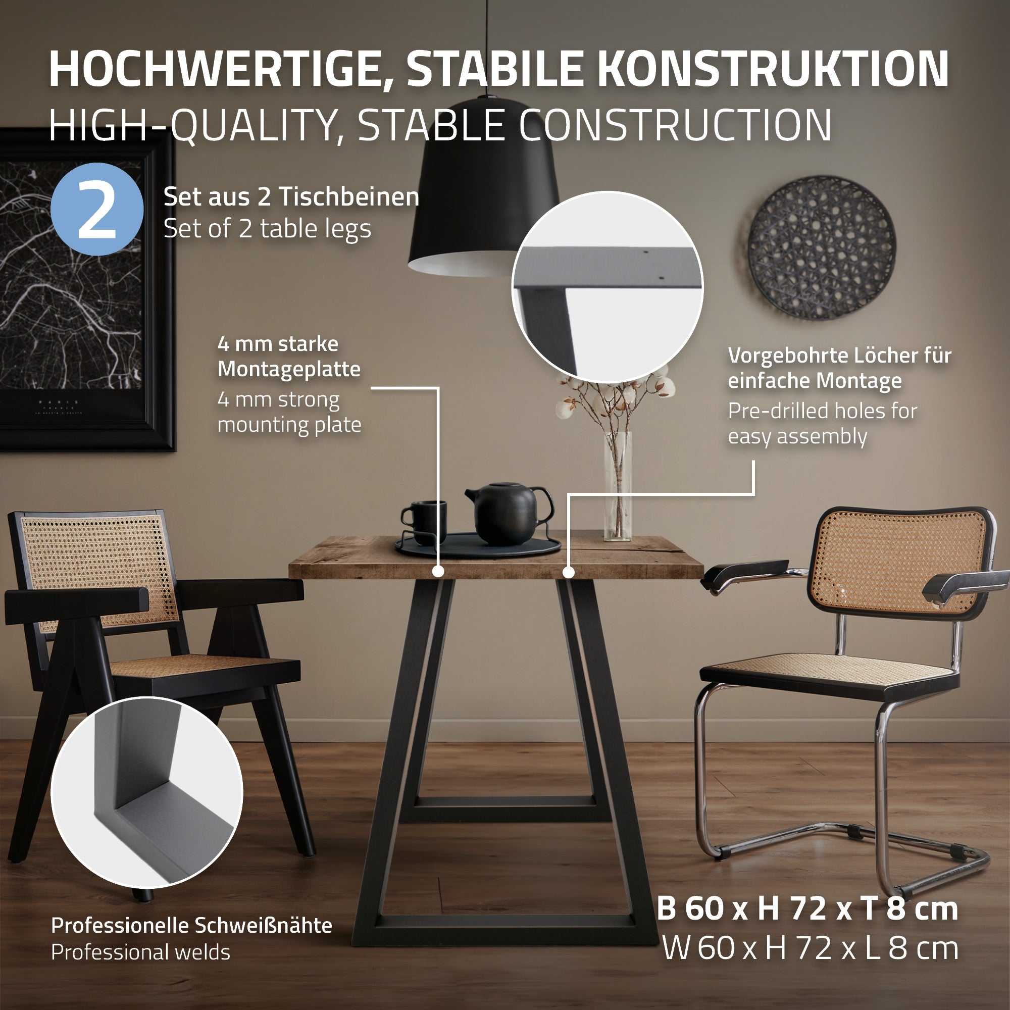 Tisch mit Geschirr und einer Lampe, Stühle mit geflochtenen Sitzen.