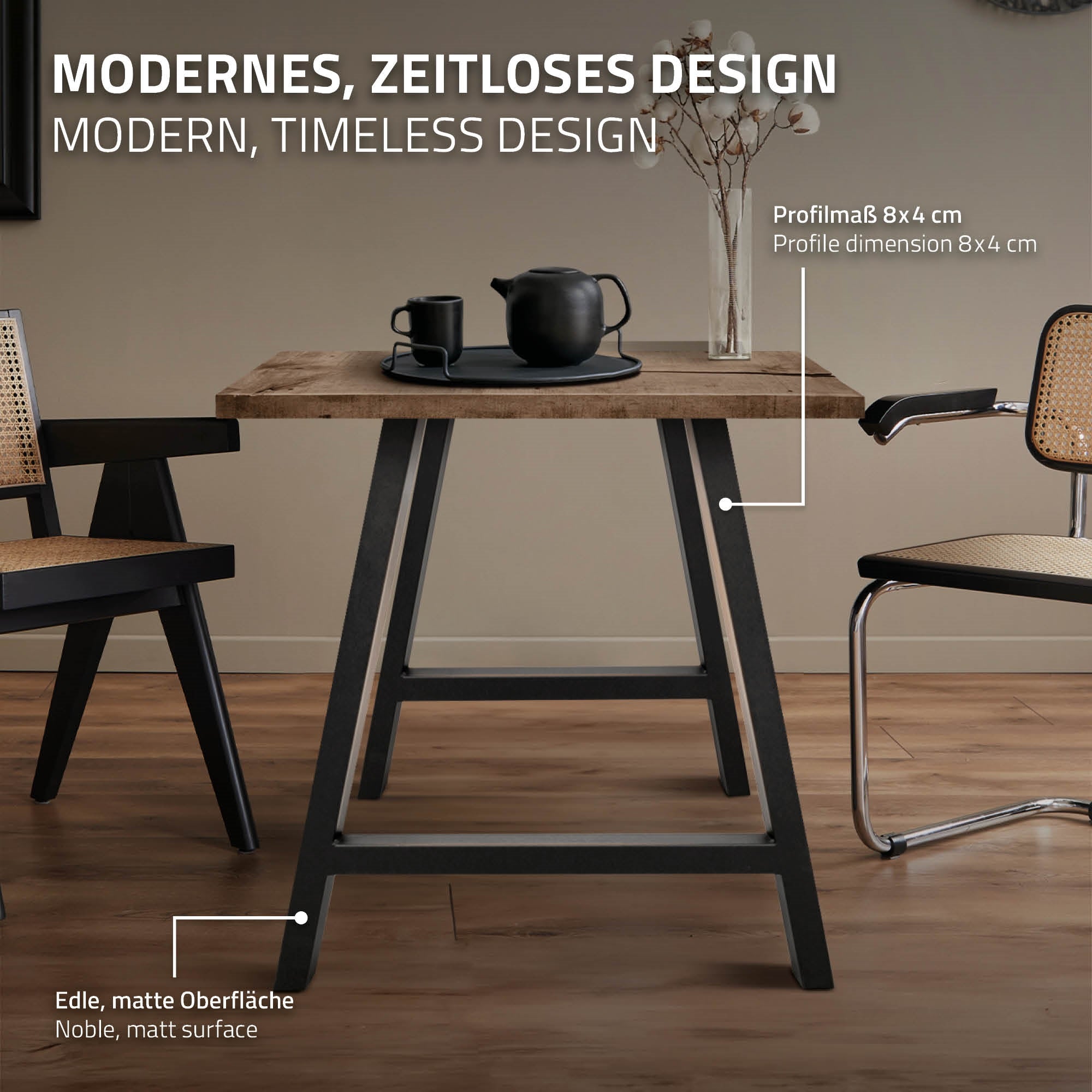 Ein Tisch mit Holzplatte, Teekanne und zwei Stühlen, modern gestaltet.