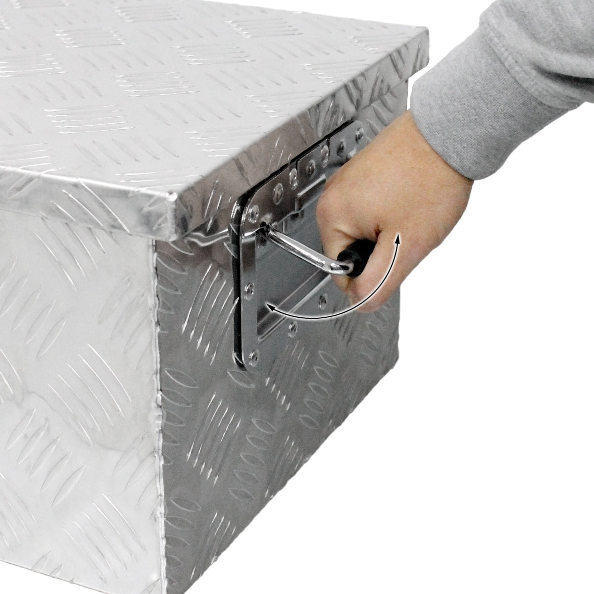Hand greift nach dem Verschluss einer silbernen Aufbewahrungsbox.