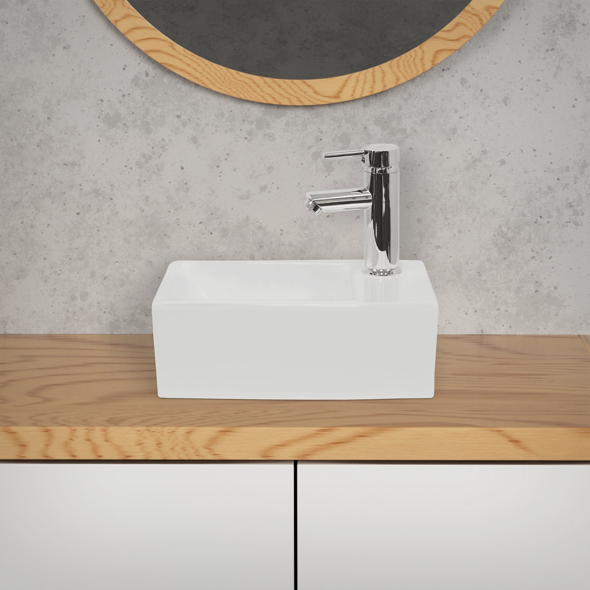Witte, vierkante wastafel op een houten plank met kraan.