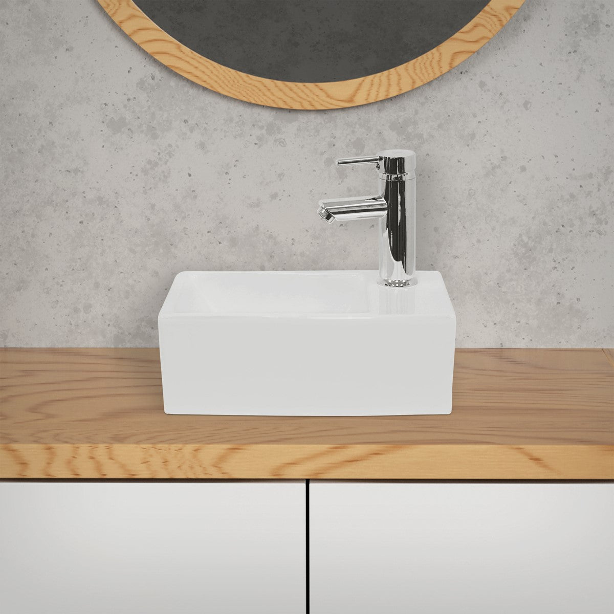Weiße, quadratische Waschschüssel auf einem Holzregal mit Wasserhahn.