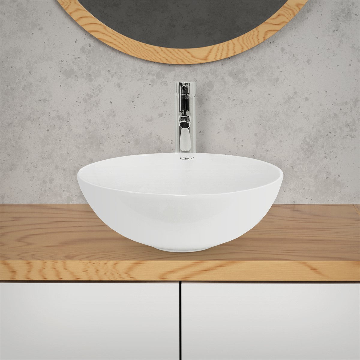 Runder, weißer Waschbecken auf einem Holzregal vor einer grauen Wand.