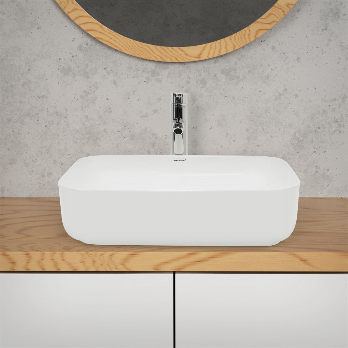 Lavabo rectangular blanco sobre una superficie de madera.
