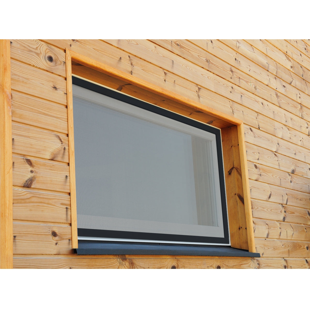 Fenster mit Insektenschutzgitter in einem Holzrahmen.