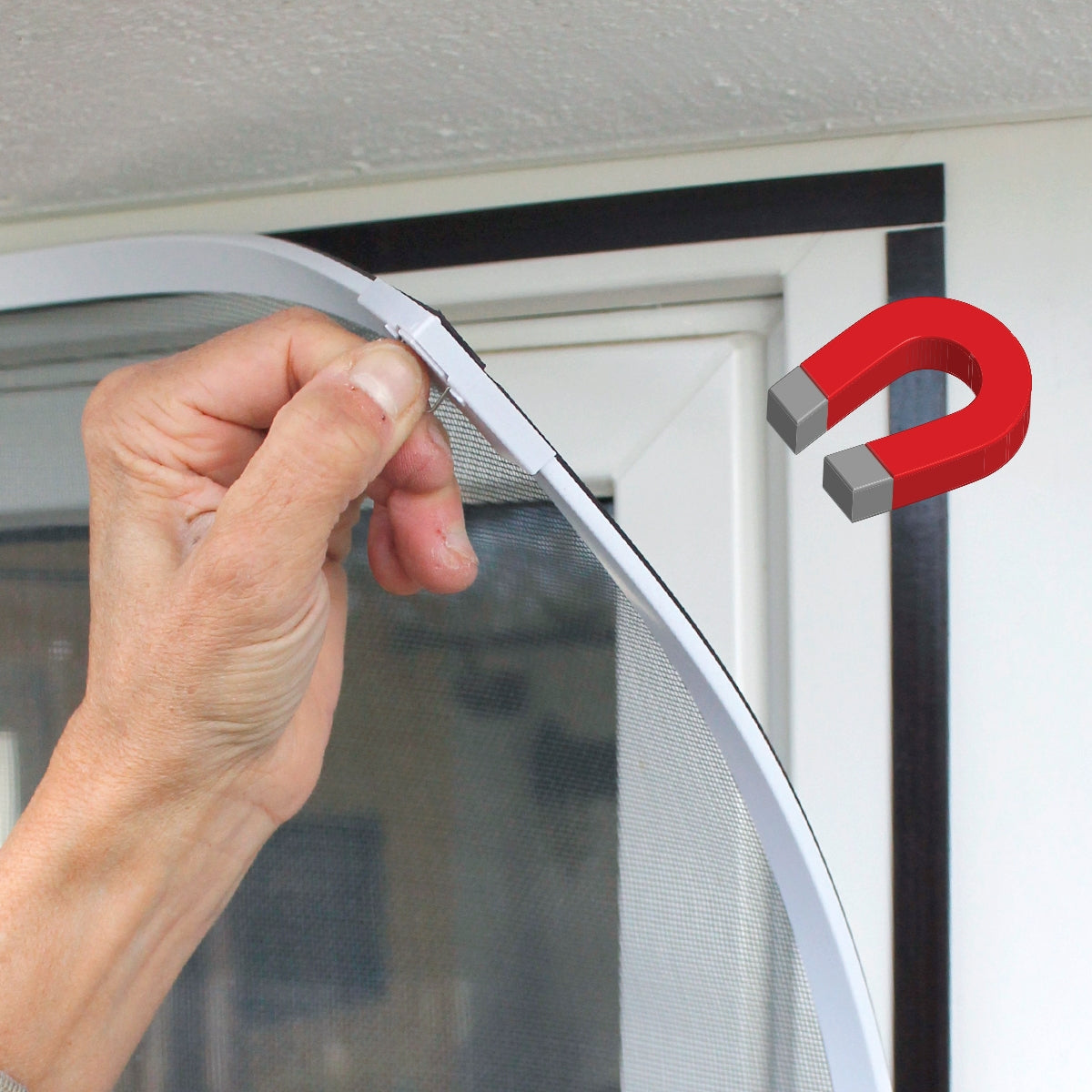 Hände befestigen ein Insektenschutzgitter mit Magneten an einem Fenster.