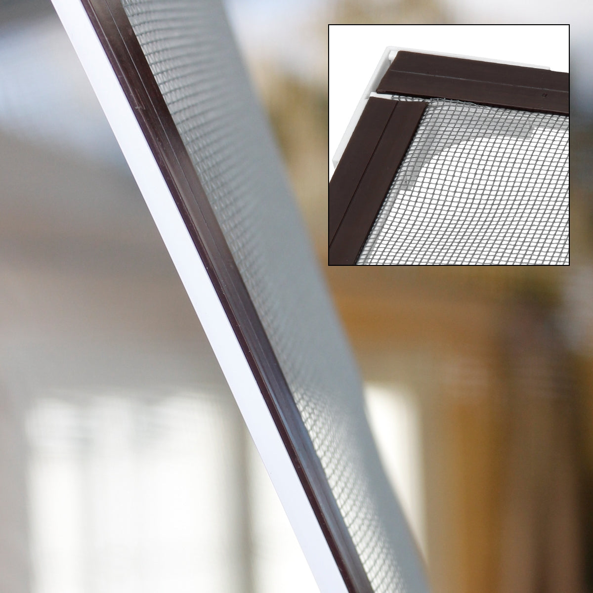 Detailaufnahme eines Fensters mit einem Insektenschutzgitter.