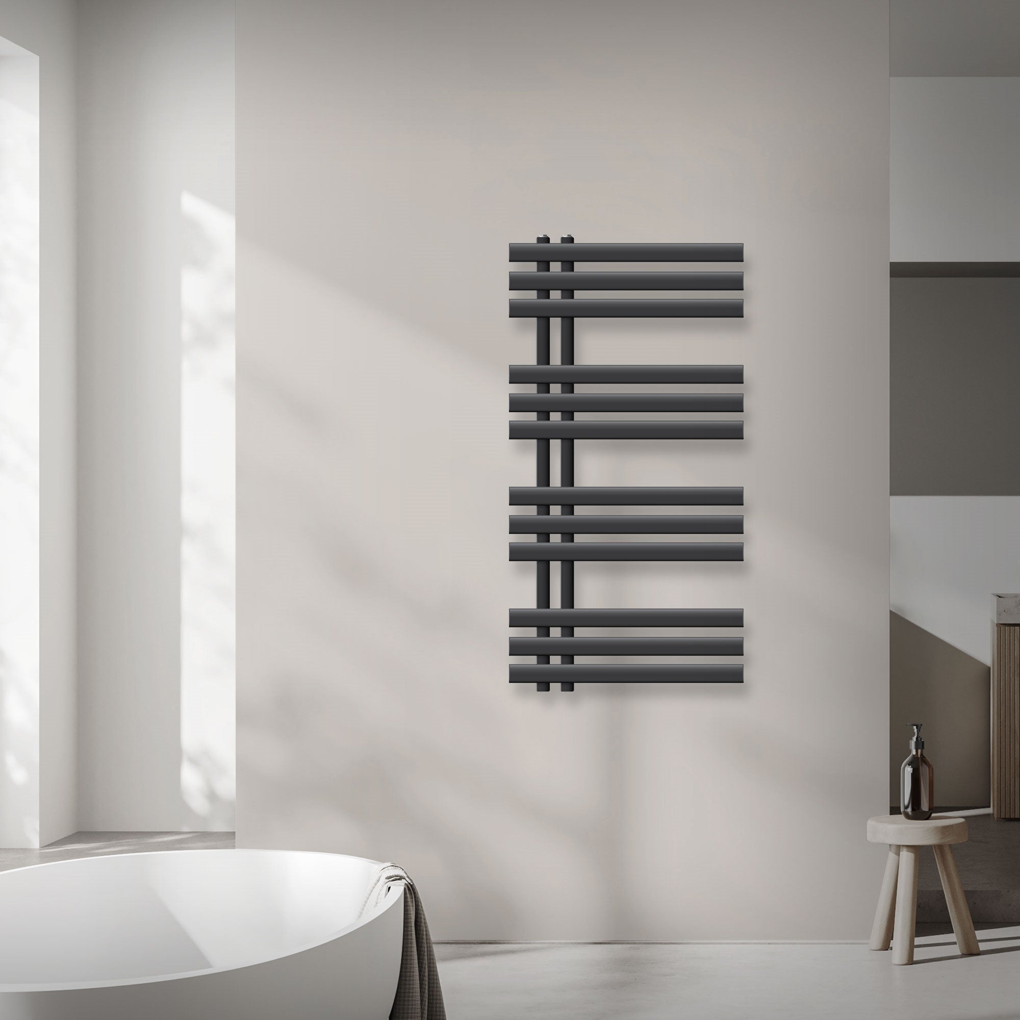 Anthrazitfarbener Handtuchheizkörper an einer Wand in einem Badezimmer.