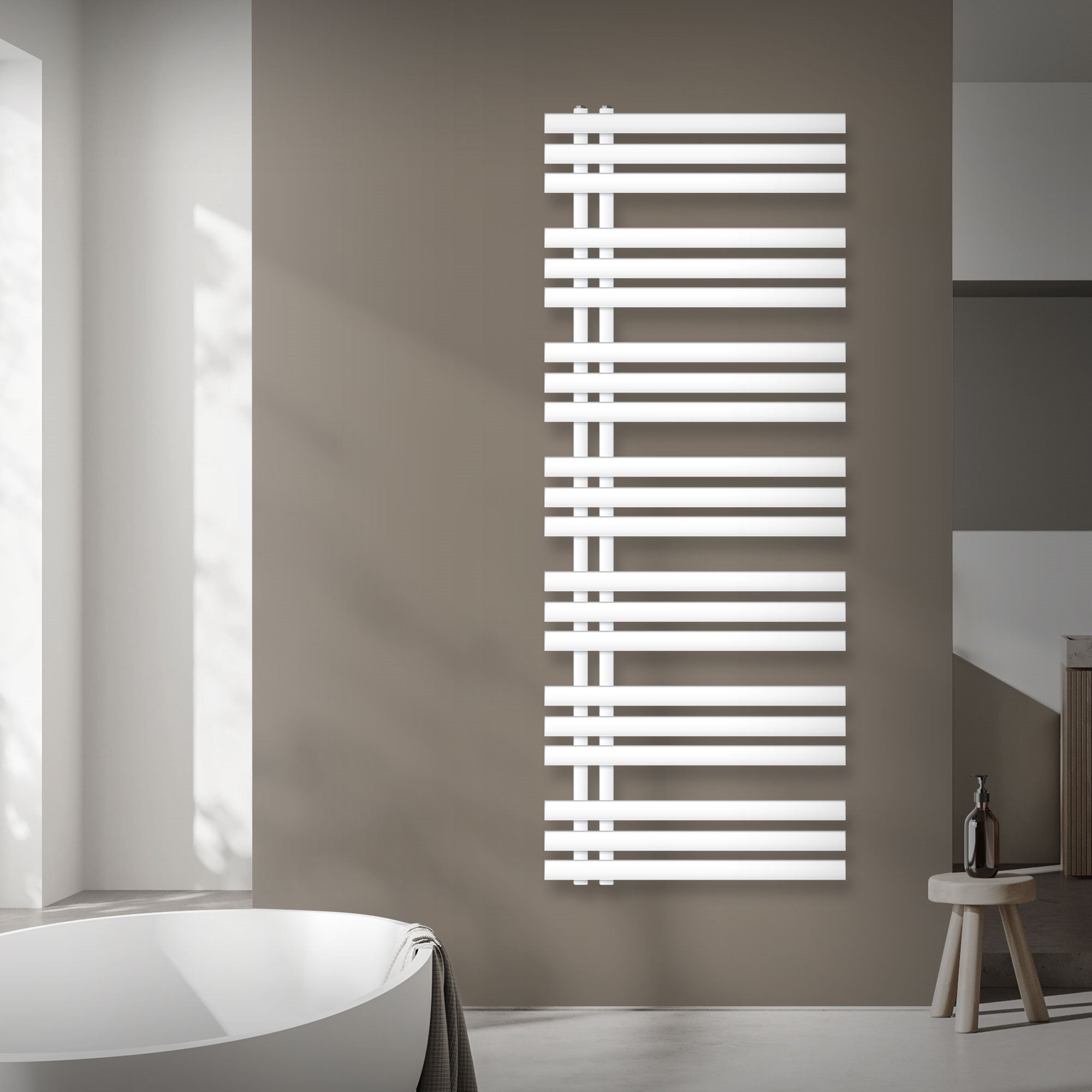 Weißer Heizkörper an einer Wand in einem Badezimmer.