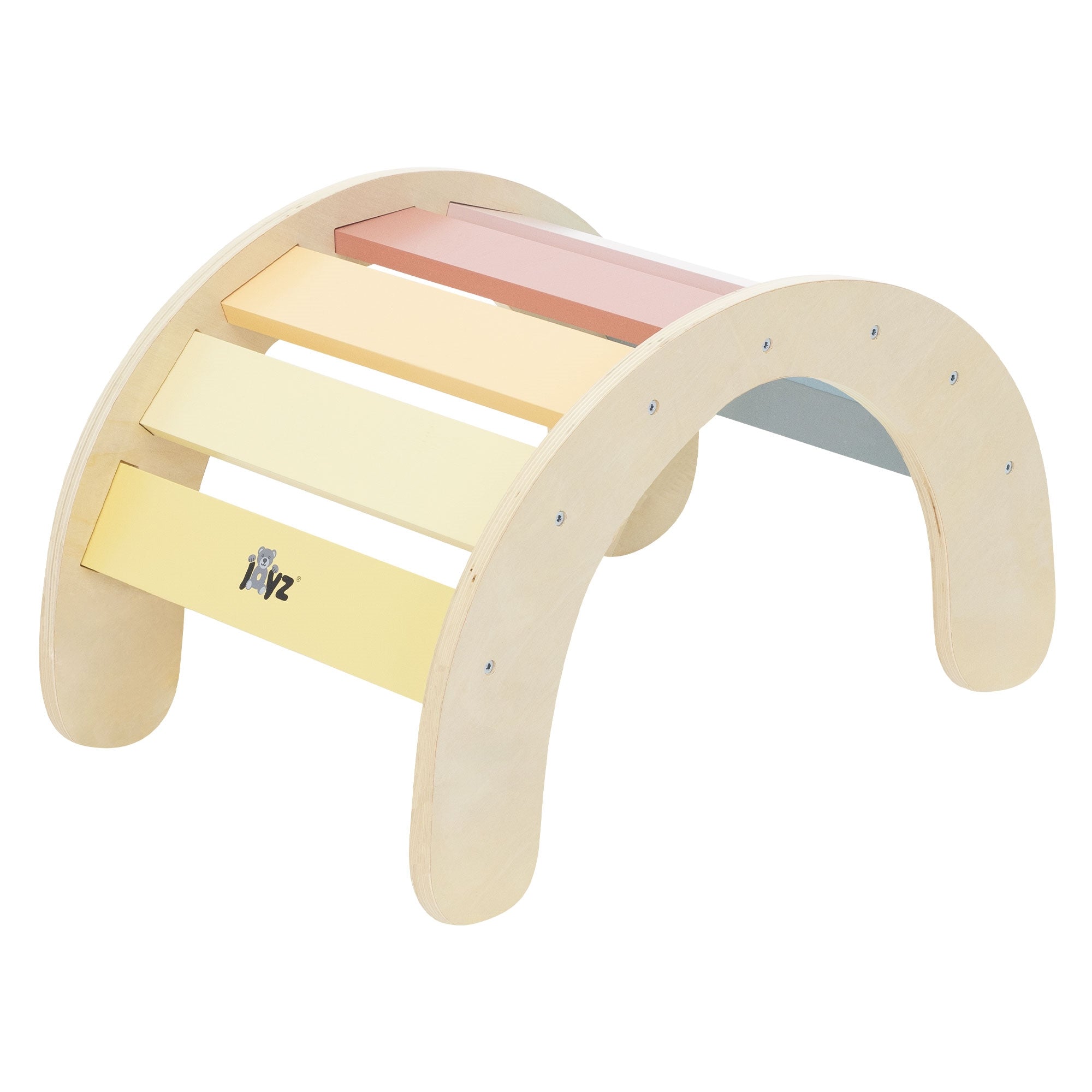 Bunter Kletterbogen aus Holz mit farbigen Planken.