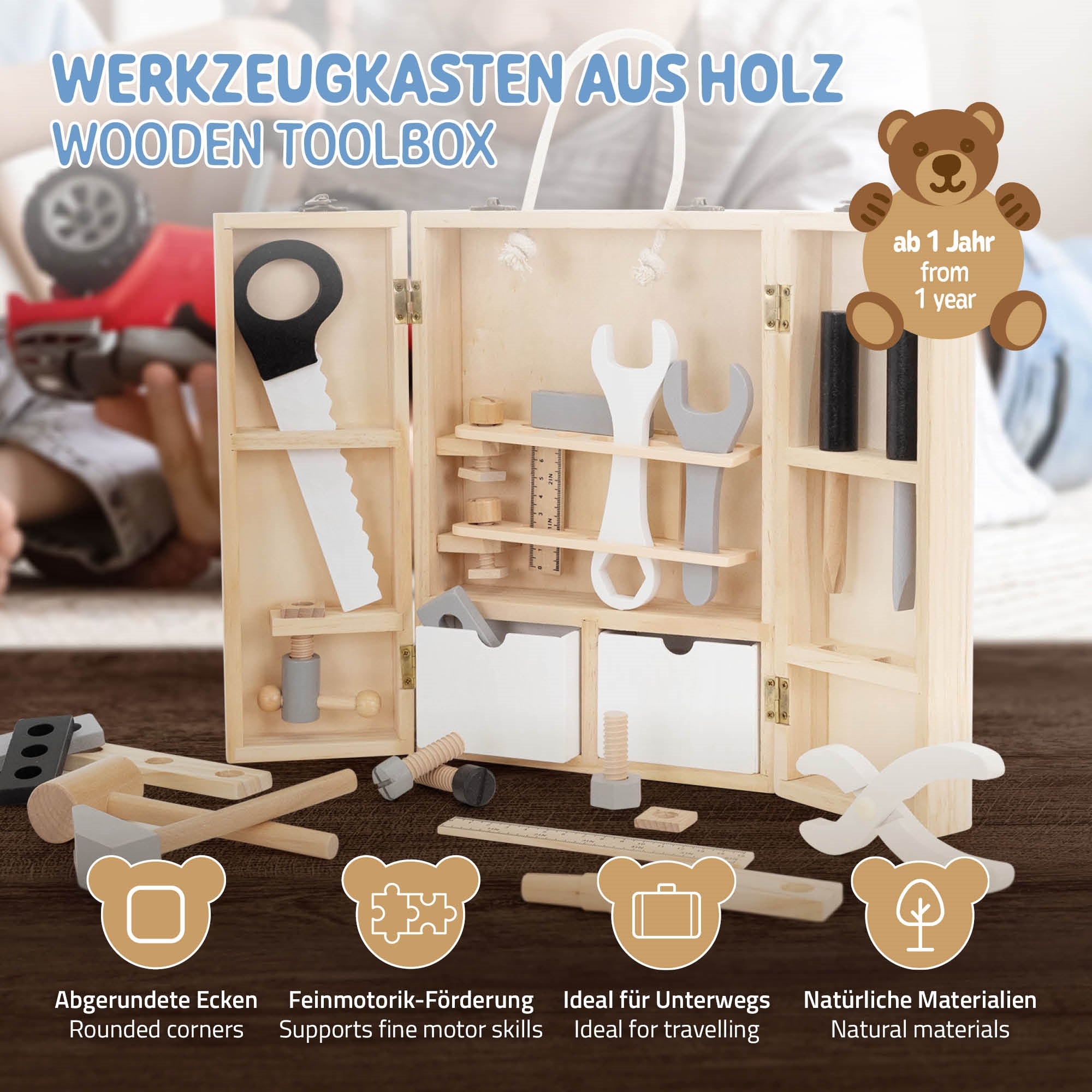 Eine offene Holzkiste mit verschiedenen Spielwerkzeugen und Zubehör.