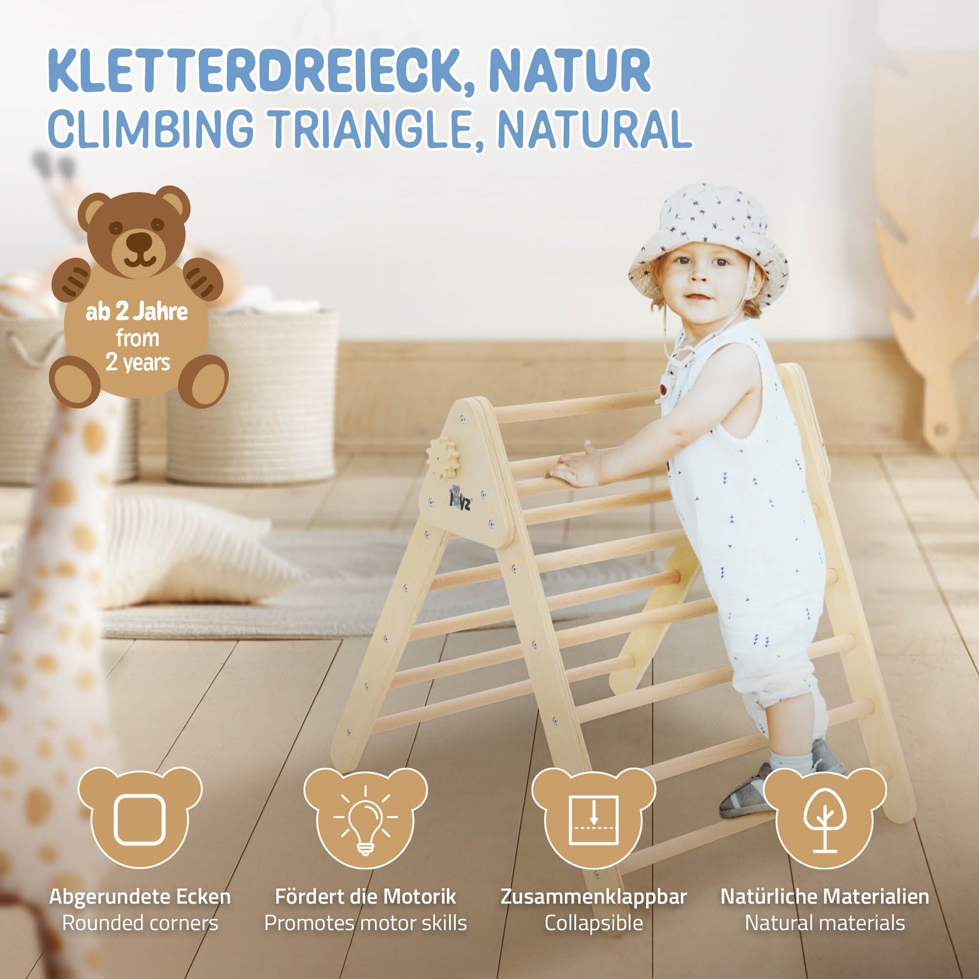 Ein Kind spielt auf einem Kletterdreieck aus Holz in einem hellen Raum.
