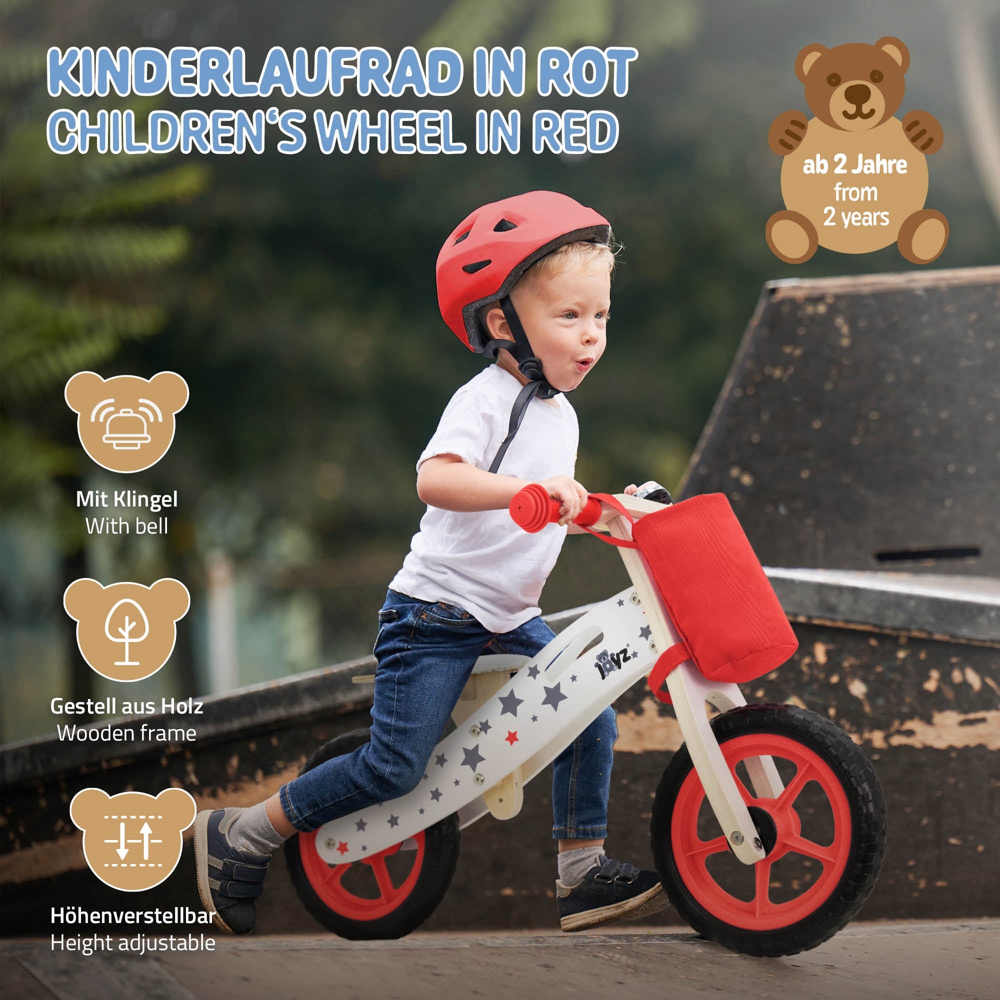 Kinderrad in Rot mit Helm, auf einem Spielplatz, mit Holzrahmen und Klingel.