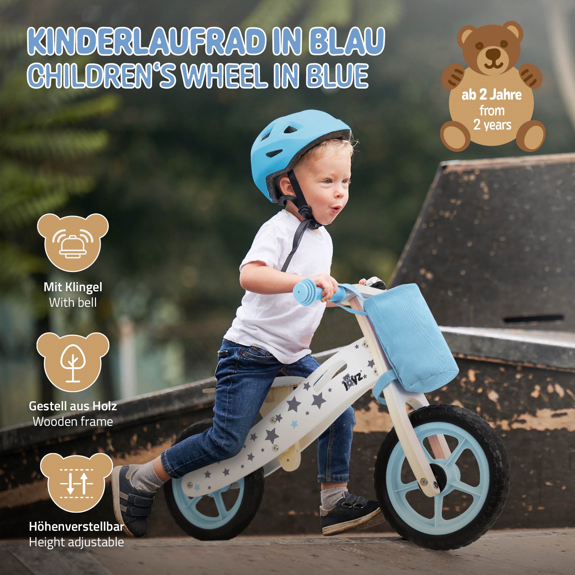 Junge fährt auf einem blauen Kinderlaufrad mit Helm.