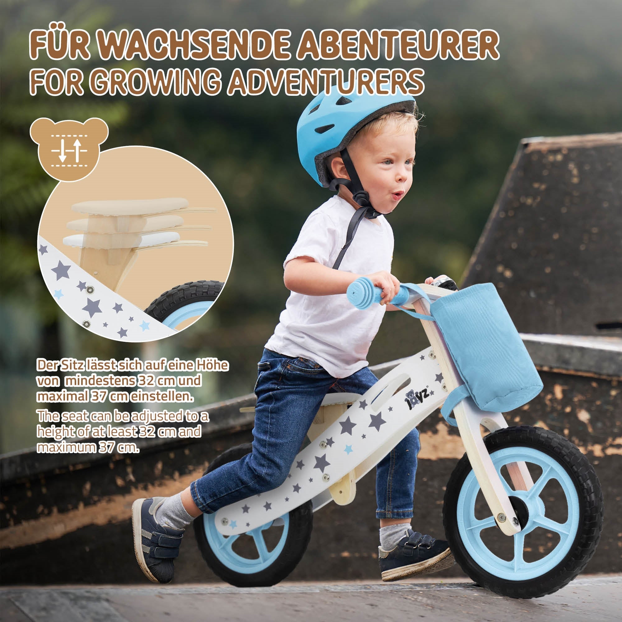 Ein Junge fährt auf einem Laufrad mit einem blauen Rucksack und einem Helm.