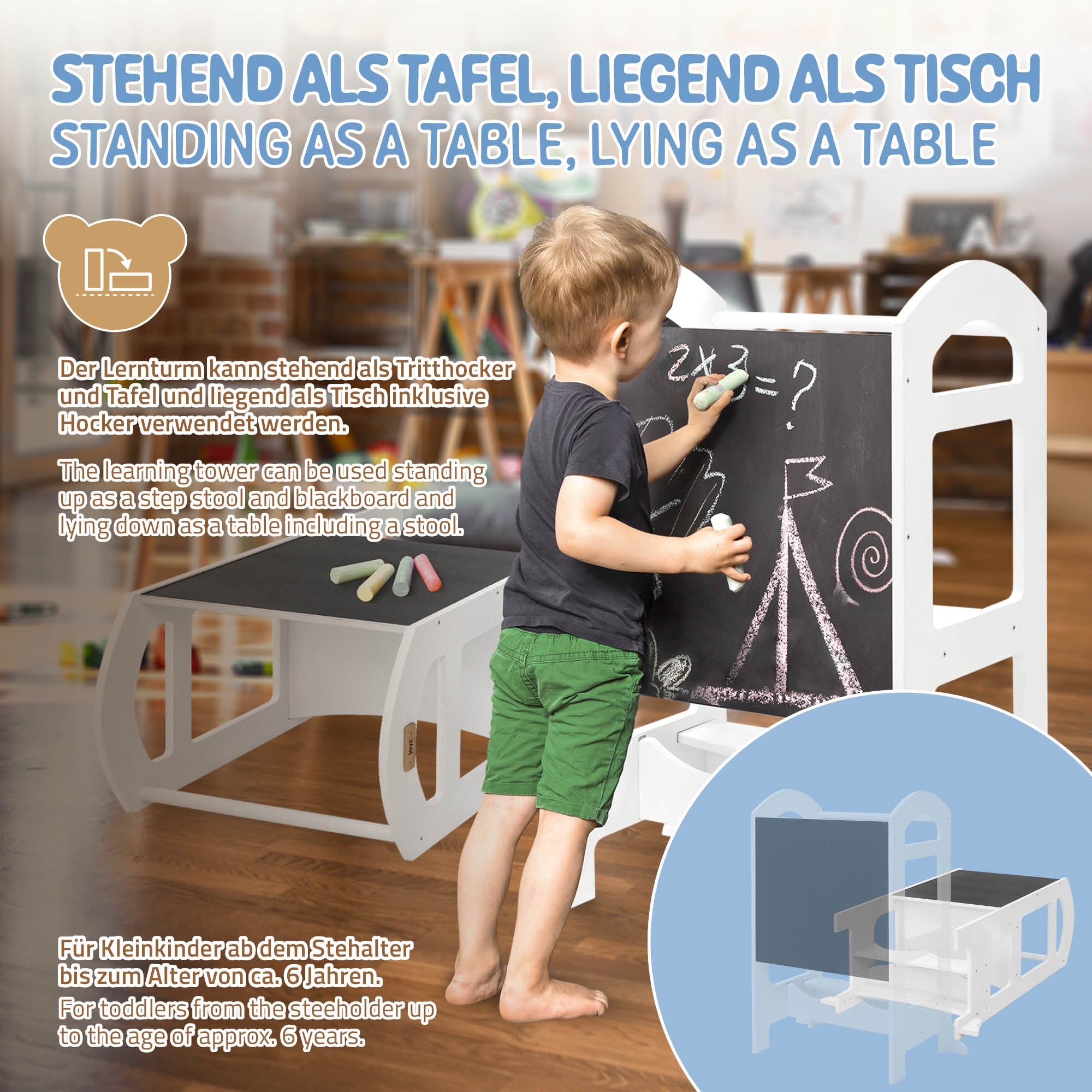 Kind steht an einem Tisch mit Tafel und malt mit Kreide.
