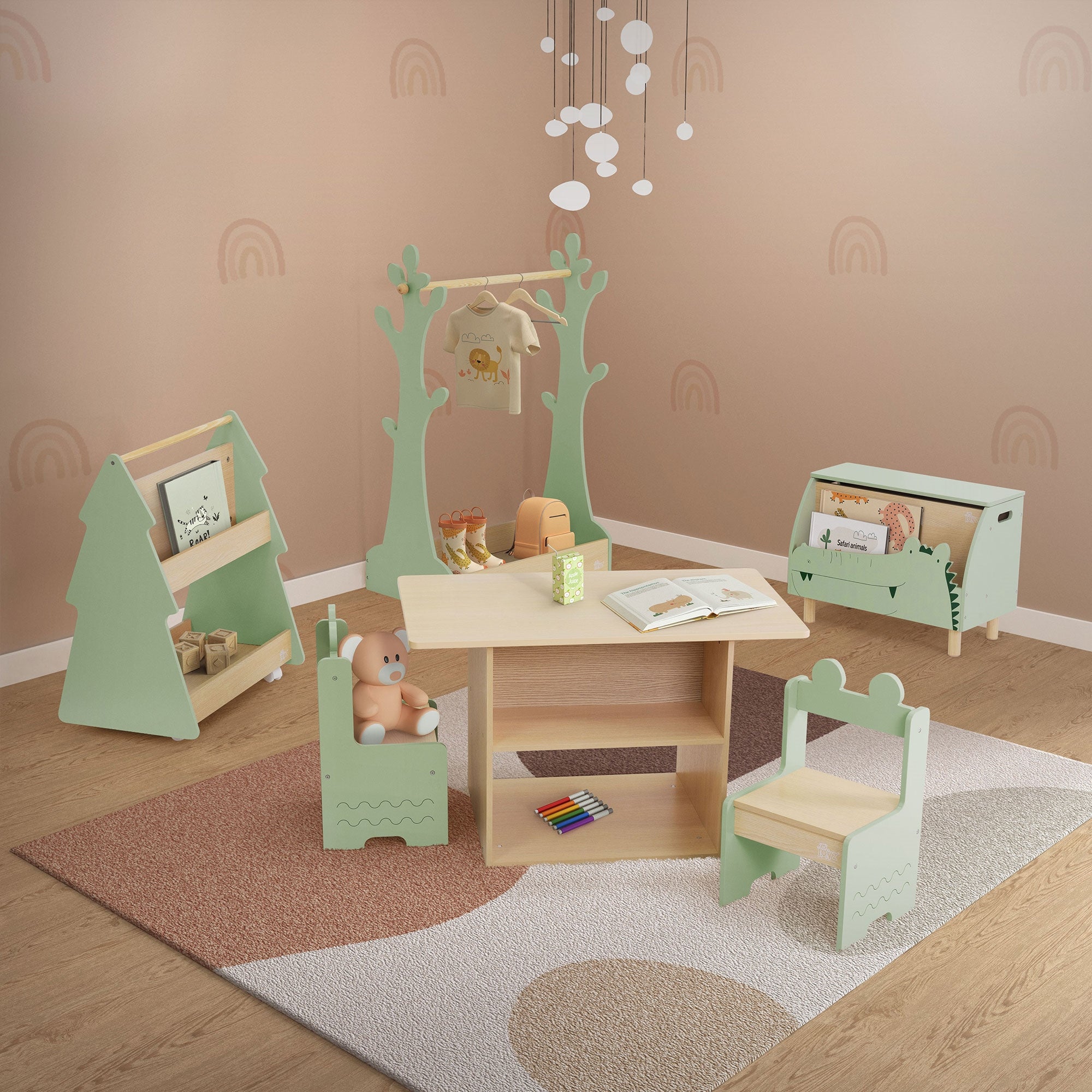Kindermöbelset mit Tisch, Stühlen und Regal in einem Spielzimmer.