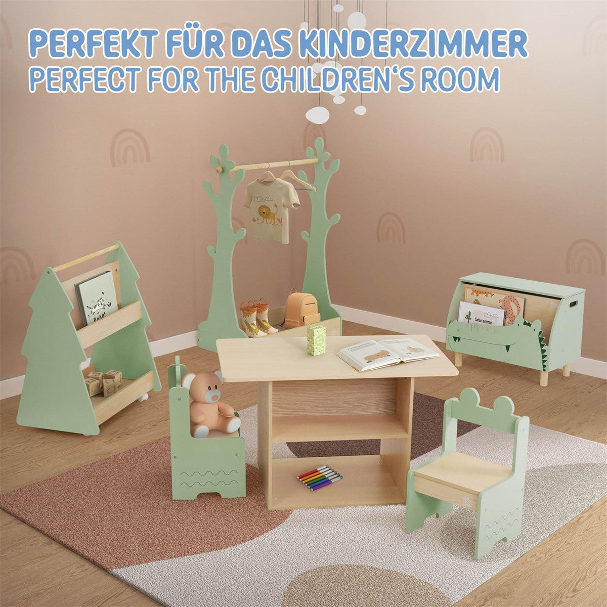 Kinderzimmer mit Möbeln, darunter ein Tisch, Stühle und ein Regal.