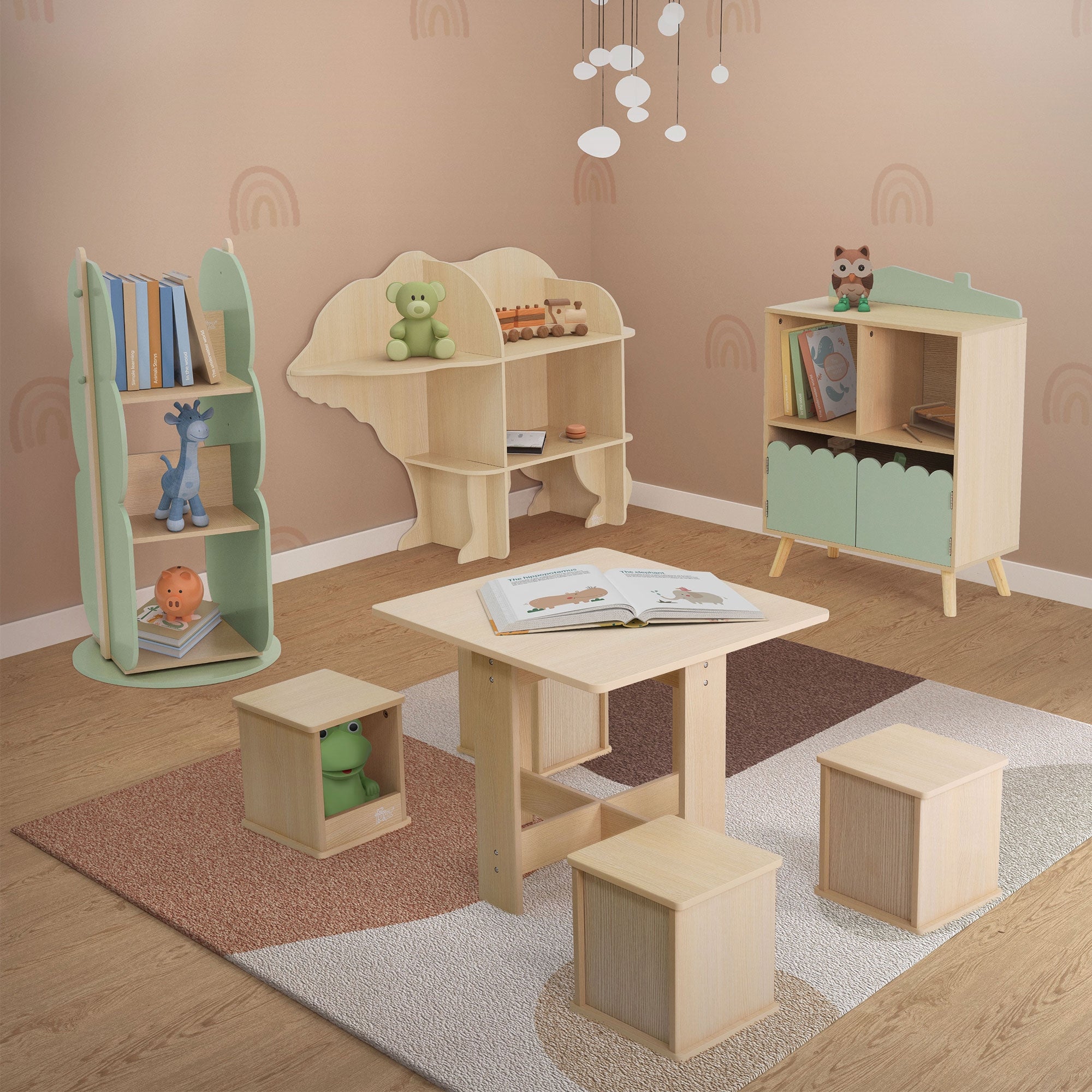 Ein Kinderzimmer mit Holzregalen, einem Tisch und Stühlen auf einem Teppich.